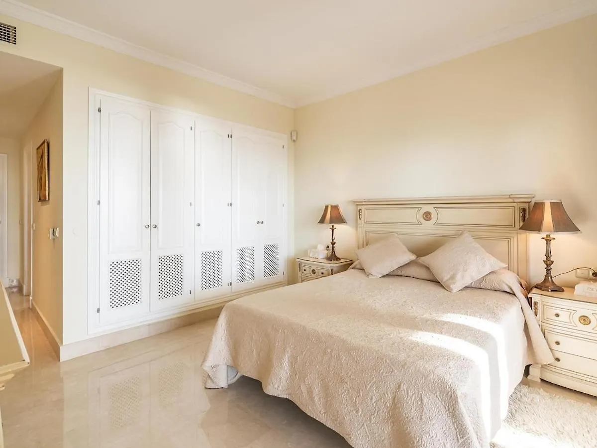 Bahia De Velerin Apartment Estepona