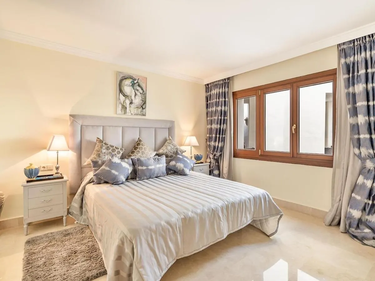 Bahia De Velerin Apartment Estepona