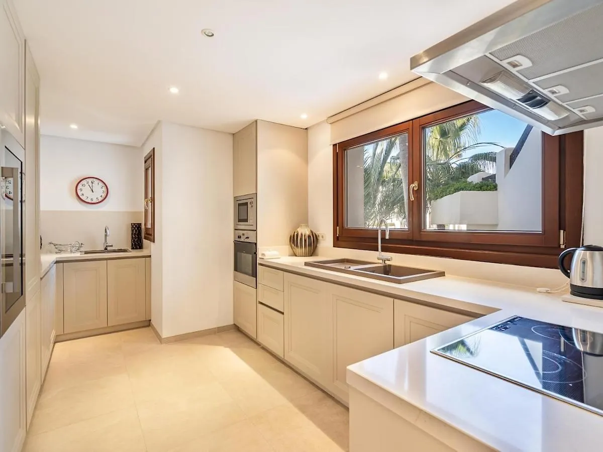 Bahia De Velerin Apartment Estepona